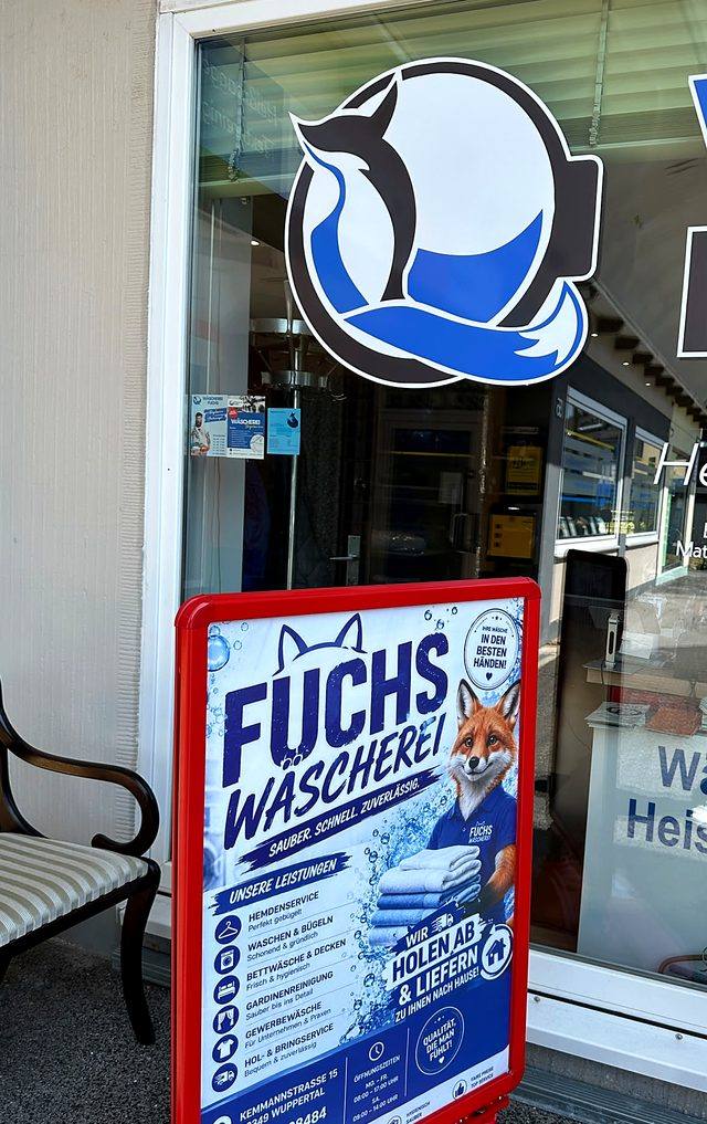 Schaufenster der Wäscherei Fuchs mit Aufsteller und Fuchs-Logo